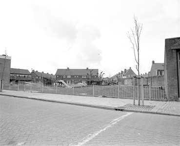 880560 Gezicht op het onlangs ingerichte speelterrein tussen de Hogelanden W.Z. (voorgrond) en de Moerbeistraat, links ...